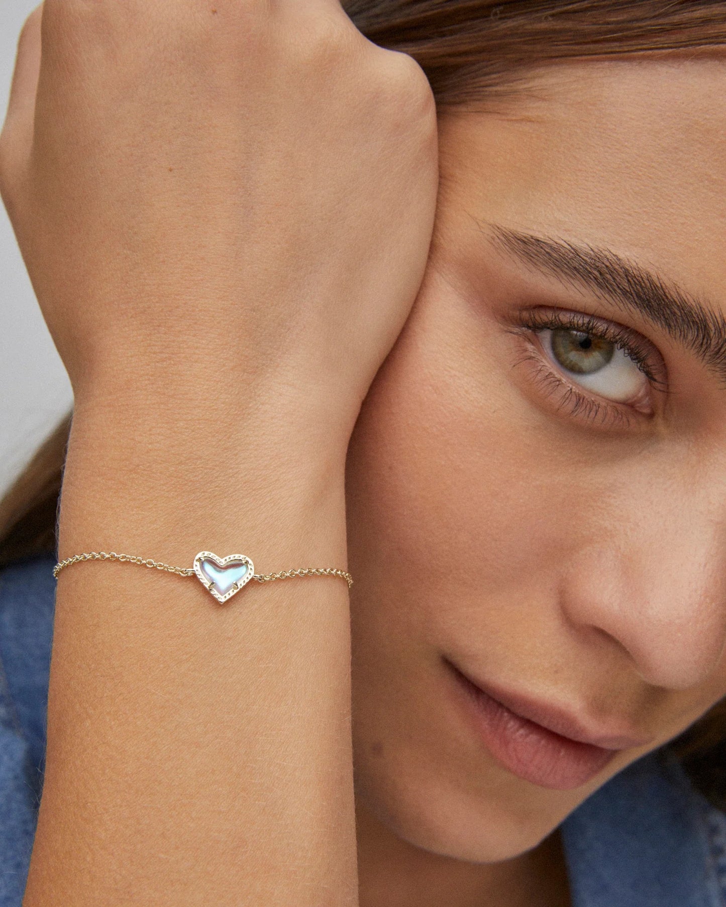 ARI HEART DELICATE CHAIN BRACELET in GOLD DICHROIC GLASS