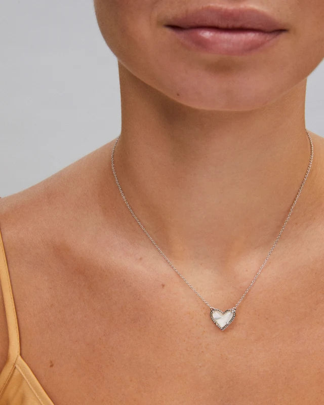 ARI HEART SHORT PENDANT NECKLACE in RHODIUM IVORY MOTHER OF PEARL