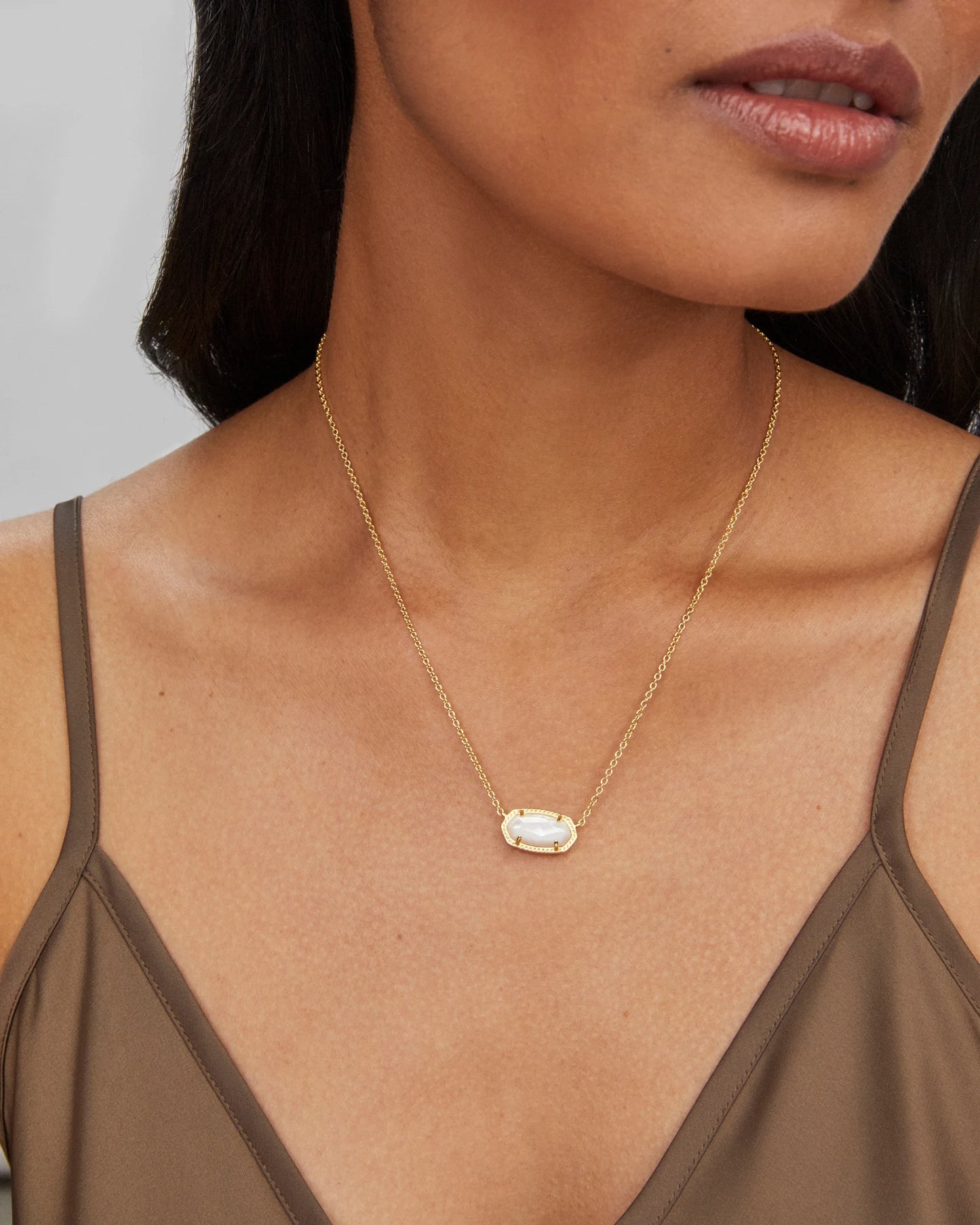 ELISA SHORT PENDANT NECKLACE in GOLD IVORY MOTHER OF PEARL