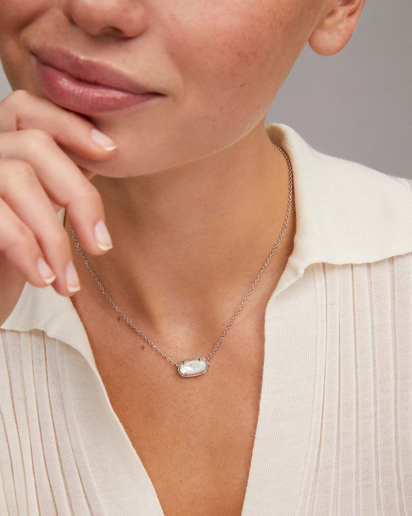 ELISA SHORT PENDANT NECKLACE in RHODIUM IVORY MOTHER OF PEARL